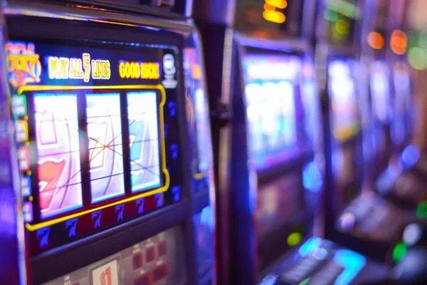 Free Fire esports market overview beside live casino table menu