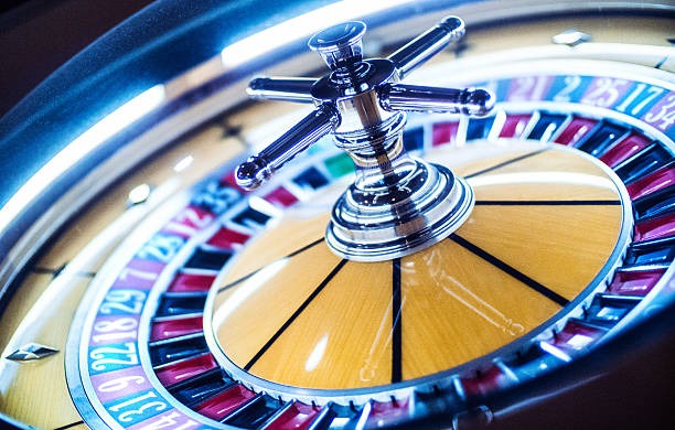 Live casino table arrangement with dealer and player zones